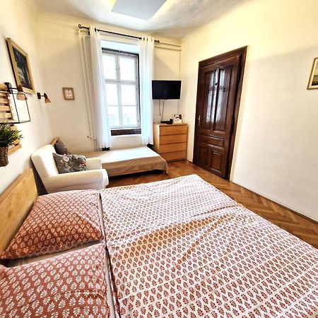 Varkeruelet Apartman Sopron Bagian luar foto