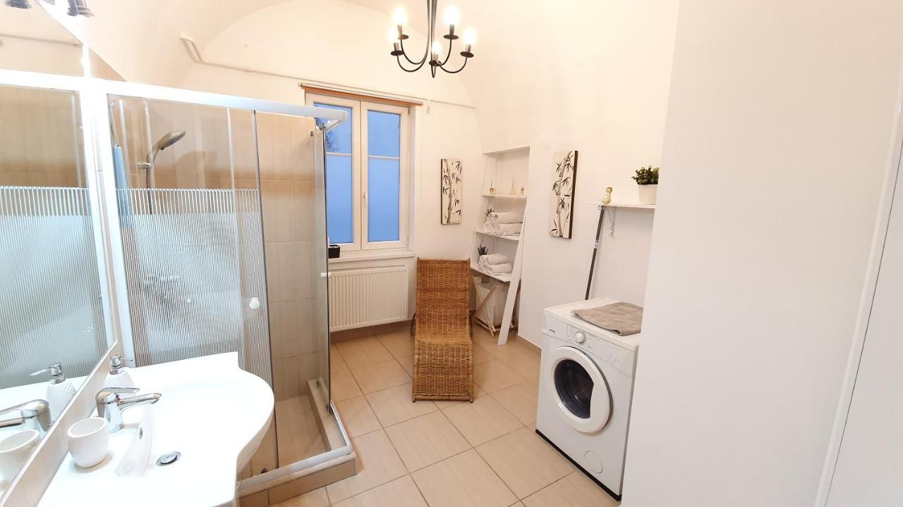 Varkeruelet Apartman Sopron Bagian luar foto